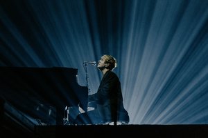 Å dra alene på Tom Odell konsert