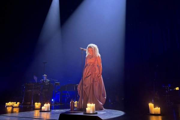 Emma synger julen inn